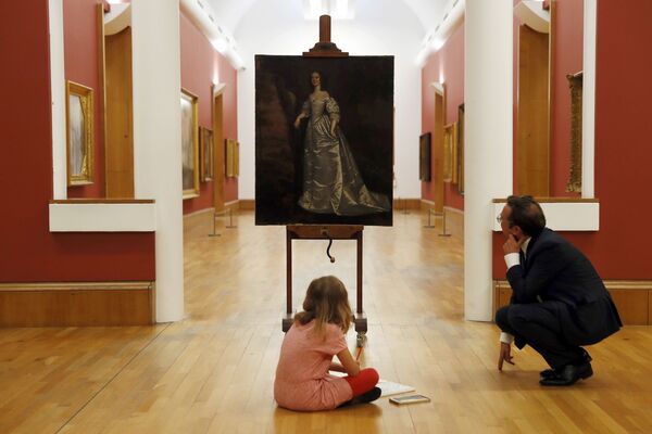 Восьмилетняя девочка и директор британской галереи Тейт Алекс Фаркухарсон рассматривают картину Портрет неизвестной леди Джоаны Карлайл