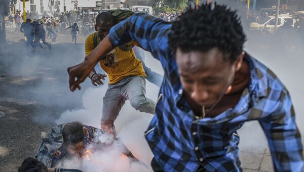 Студенты во время акции протеста у здания Университета Витватерсранда в столице ЮАР. Архивное фото