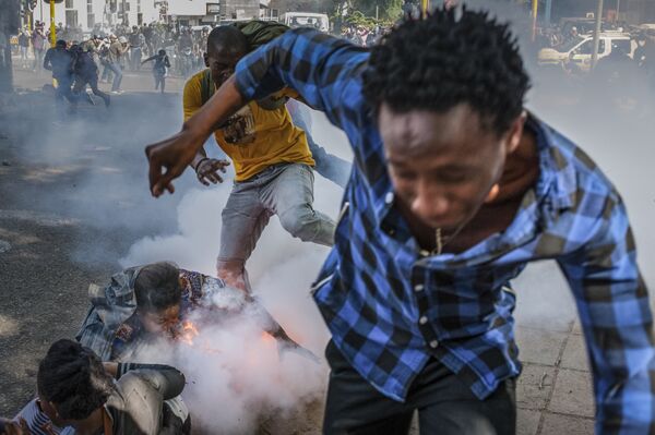 Студенты во время акции протеста у здания Университета Витватерсранда в столице ЮАР