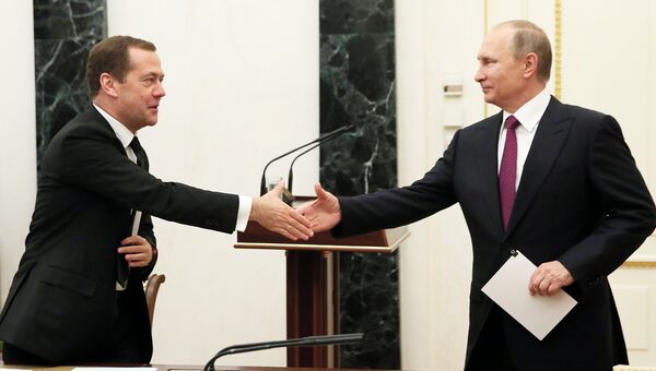 Президент РФ Владимир Путин и председатель правительства РФ Дмитрий Медведев перед началом совещания с постоянными членами Совета безопасности РФ в Кремле. 22 сентября 2016