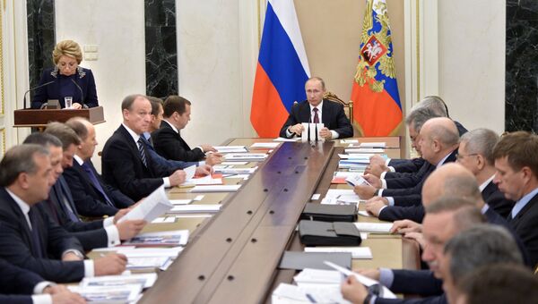 Президент РФ Владимир Путин и председатель правительства РФ Дмитрий Медведев на совещании с постоянными членами Совета безопасности РФ в Кремле. 22 сентября 2016