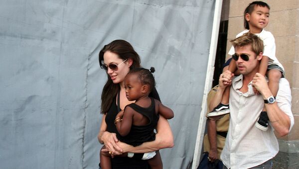 Брэд Питт и Анджелина Джоли с детьми в Мумбае, Индия. Архивное фото