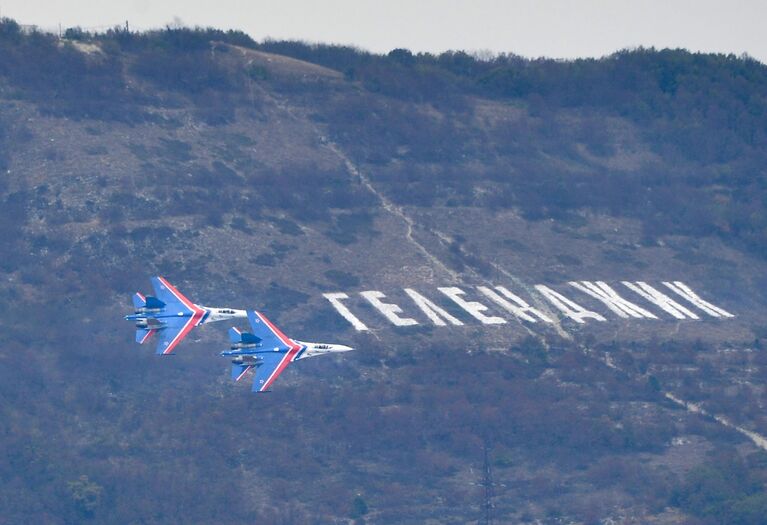 Многоцелевые истребители Су-27 пилотажной группы Русские Витязи на международной выставке Гидроавиасалон-2016 в Геленджике