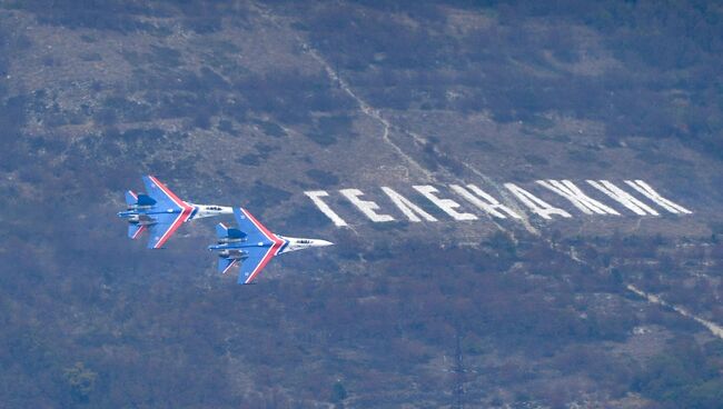 Многоцелевые истребители Су-27 пилотажной группы Русские Витязи на международной выставке Гидроавиасалон-2016 в Геленджике