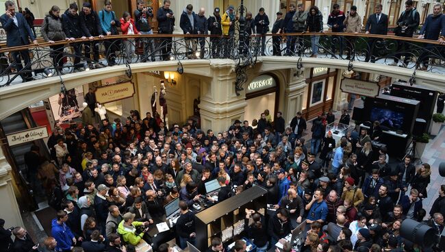 Люди стоят в очереди в торговом центре ГУМ перед началом продаж новых смартфонов iPhone 7 и iPhone 7 Plus