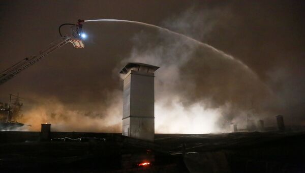 Тушение пожара в складском помещении в районе Гольяново на востоке Москвы