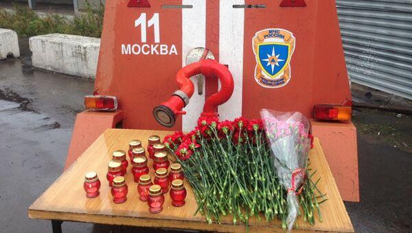 Импровизированный мемориал у проходной на предприятие в Москве, где произошел пожар