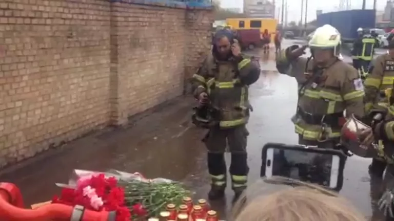 Спасатели возложили цветы к месту гибели коллег во время пожара в Москве Спасатели возложили цветы к месту гибели коллег во время пожара в Москве
