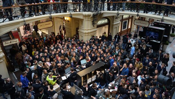 Люди стоят в очереди в торговом центре ГУМ во время старта продаж новых смартфонов iPhone. Архивное фото