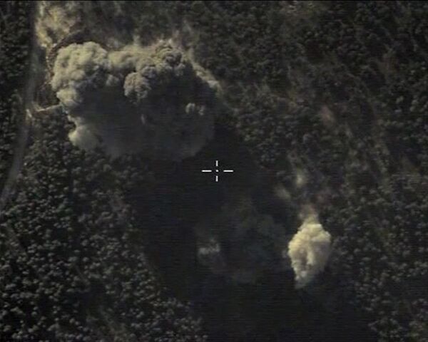 Самолеты российских Воздушно-космических сил нанесли точечный авиационный удар по скоплению военной техники Исламского государства в районе населенного пункта Идлиб в Сирии. Максимально возможное качество