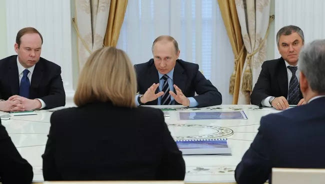 Президент РФ Владимир Путин во время встречи в Кремле с председателем Центральной избирательной комиссии Эллой Памфиловой и членами ЦИК. 23 сентября 2016