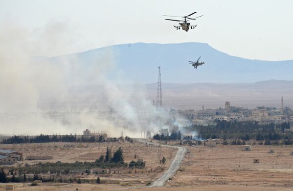 Вертолеты Ка-52 Аллигатор в окрестностях освобожденного от боевиков города Эль-Карьятейн