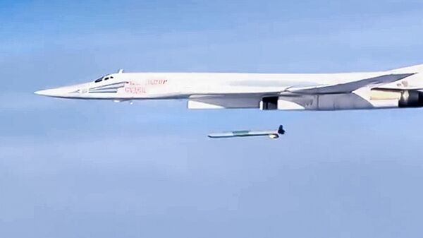 Запуск крылатой ракеты со стратегического бомбардировщика-ракетоносца Ту-160 Военно-космических сил России 