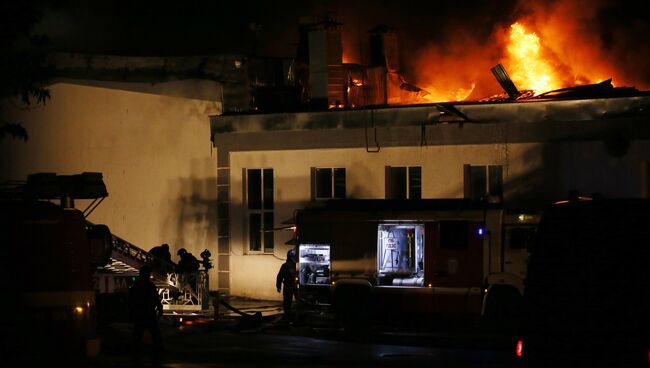 Тушение пожара в складском помещении в районе Гольяново на востоке Москвы