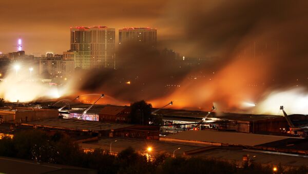 Тушение пожара в складском помещении в районе Гольяново на востоке Москвы. Архивное фото