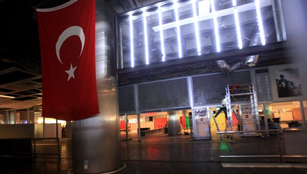 У входа в международный аэропорт имени Ататюрка в Стамбуле. Архивное фото