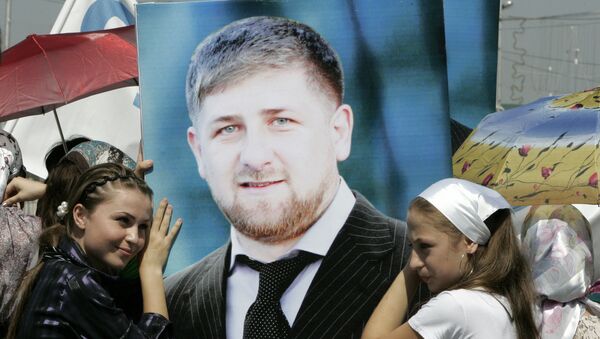 Девушки стоят рядом с портретом Рамзана Кадырова в Грозном. Архивное фото
