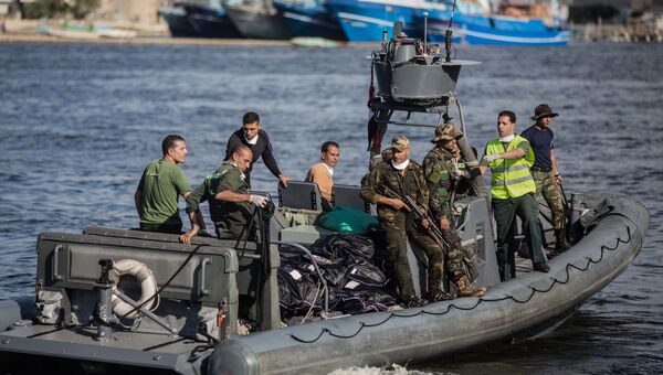 Спасательная операция на месте крушения судна с нелегальными мигрантами. Архивное фото