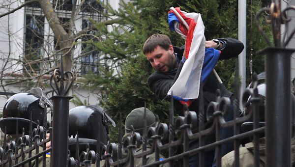 Внефракционный депутат Верховной рады Украины Владимир Парасюк срывает российский флаг