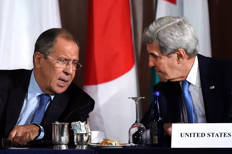 Глава МИД РФ Сергей Лавров и госсекретарь США Джон Керри во время встречи в Нью-Йорке Глава МИД РФ Сергей Лавров и госсекретарь США Джон Керри во время встречи в Нью-Йорке