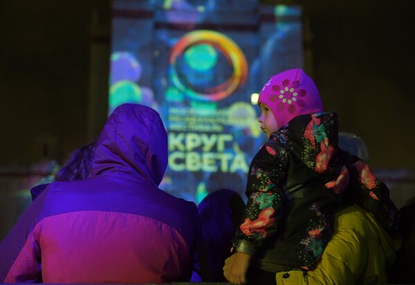 Зрители на церемонии открытия Московского международного фестиваля Круг света в Москве