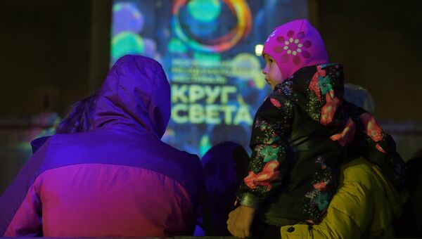 Зрители на церемонии открытия Московского международного фестиваля Круг света в Москве