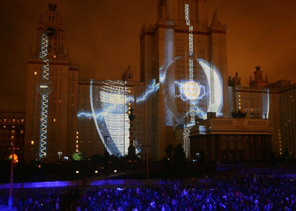 Зрители на церемонии открытия Московского международного фестиваля Круг света