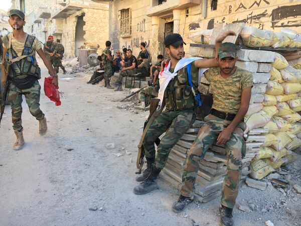 Бойцы бригады ополчения Аль-Кудс в освобожденном от террористов лагере палестинских беженцев Хандарат на северо-востоке Алеппо