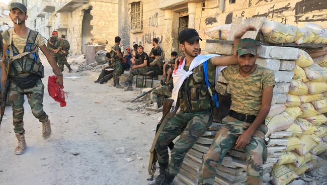 Бойцы бригады ополчения Аль-Кудс в освобожденном от террористов лагере палестинских беженцев Хандарат на северо-востоке Алеппо