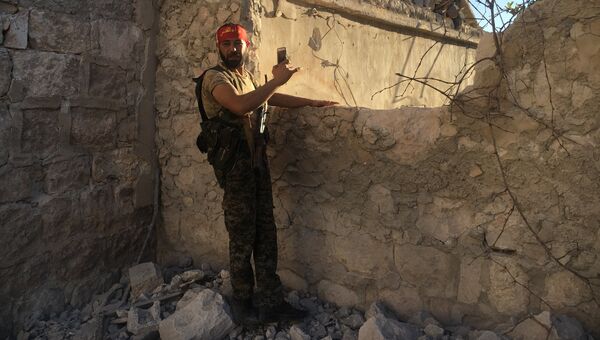 Боец бригады ополчения Аль-Кудс в освобожденном от террористов лагере палестинских беженцев Хандарат на северо-востоке Алеппо