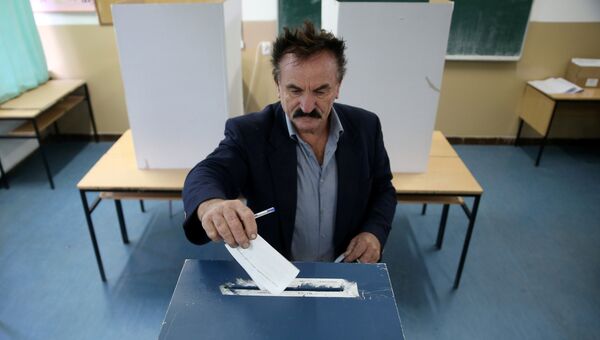 Мужчина голосует на референдуме в Баня-Луке, Босния и Герцеговина, 25 сентября 2016