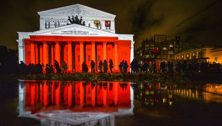 Зрители во время церемонии открытия Московского международного фестиваля Круг света у здания Большого театра в Москве