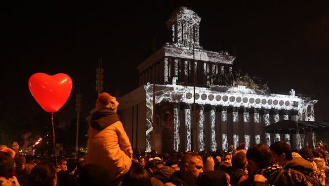 Световая инсталляция на фасаде павильона ВДНХ на московском международном фестивале Круг света. Архив