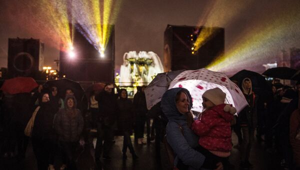 Зрители во время церемонии открытия Московского международного фестиваля Круг света на ВДНХ в Москве