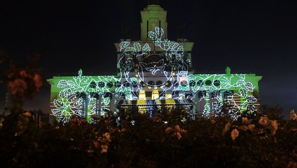 Световая инсталляция на фасаде павильона ВДНХ на московском международном фестивале Круг света