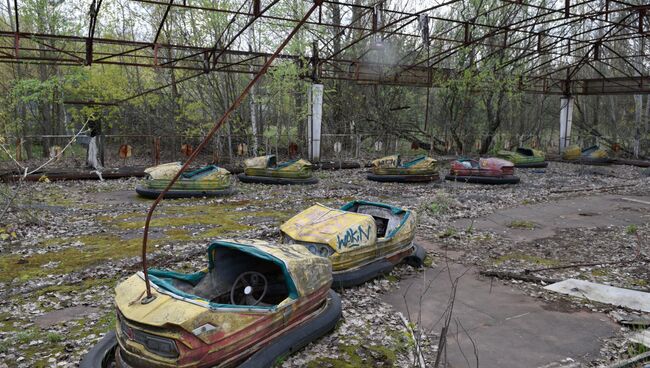 Заброшенный парк аттракционов на территории зоны отчуждения ЧАЭС. Архивное фото