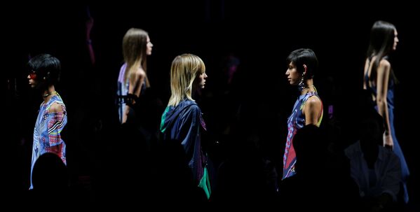 Показ коллекции Versace на Неделе моды в Милане