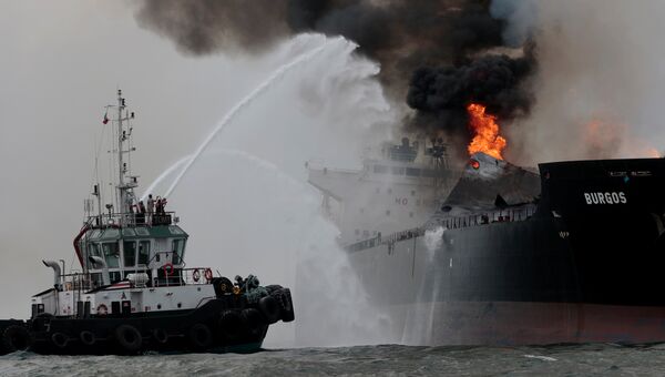 Пожар на нефтяном танкере Бургос мексиканской нефтяной компании Pemex неподалеку от порта Веракрус. 24 сентября 2016