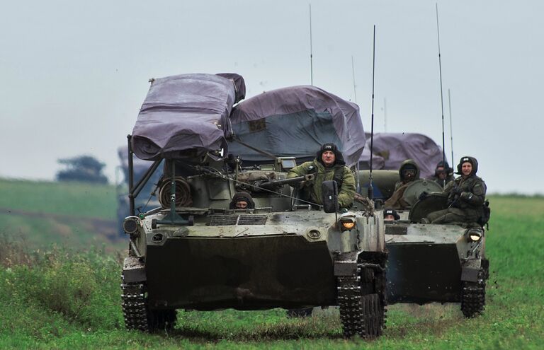 Боевые машины десанта БМД-2 во время марш-броска на аэродром Дягилево во время учений ВДВ в Рязанской области