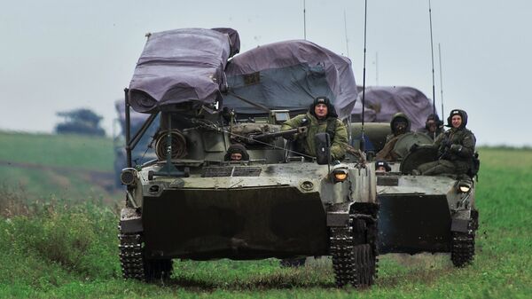 Боевые машины десанта БМД-2 во время марш-броска на аэродром Дягилево во время учений ВДВ в Рязанской области