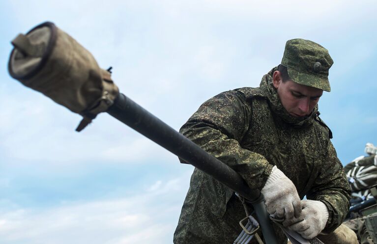 Швартовка боевых машин десанта БМД-2 после марш-броска на аэродром Дягилево во время учений ВДВ в Рязанской области