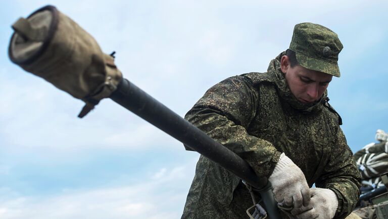 Швартовка боевых машин десанта БМД-2 после марш-броска на аэродром Дягилево во время учений ВДВ в Рязанской области