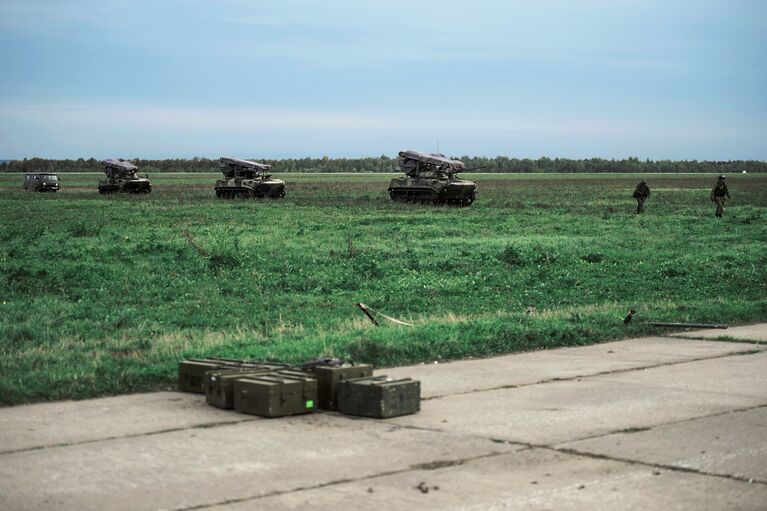 Боевые машины десанта БМД-2 после марш-броска на аэродром Дягилево во время учений ВДВ в Рязанской области