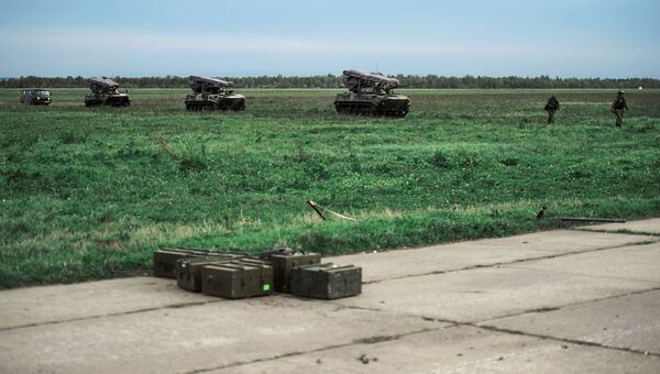 Боевые машины десанта БМД-2 после марш-броска на аэродром Дягилево во время учений ВДВ в Рязанской области
