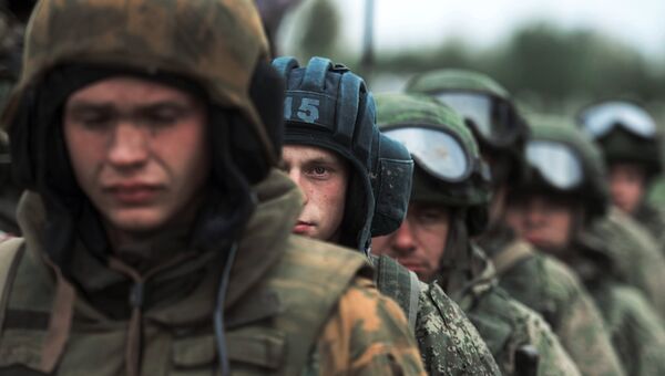 Военнослужащие после марш-броска на аэродром Дягилево во время учений ВДВ в Рязанской области