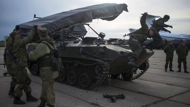 Швартовка боевых машин десанта БМД-2. Архивное фото