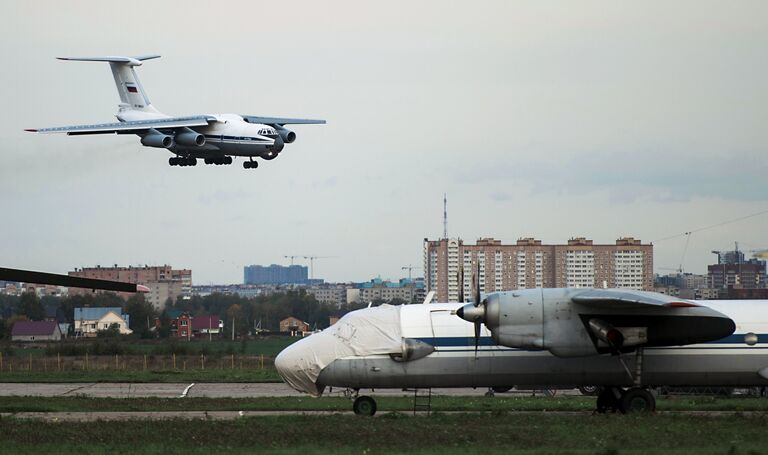 Посадка Ил-76 на аэродром Дягилево во время учений ВДВ в Рязанской области