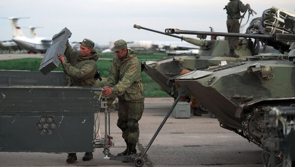 Швартовка боевых машин десанта БМД-2 после марш-броска на аэродром Дягилево во время учений ВДВ в Рязанской области