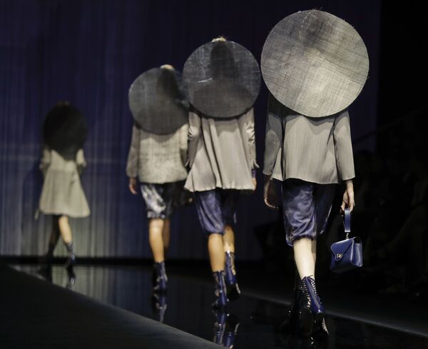 Показ коллекции Giorgio Armani на Неделе моды в Милане