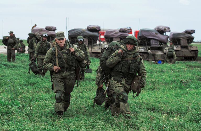 Военнослужащие после марш-броска на аэродром Дягилево в ходе учений ВДВ в Рязанской области